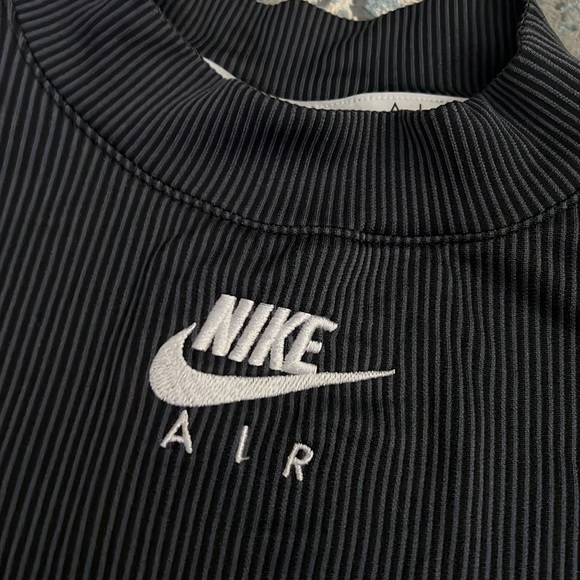 Workout top - Picture 2 of 3